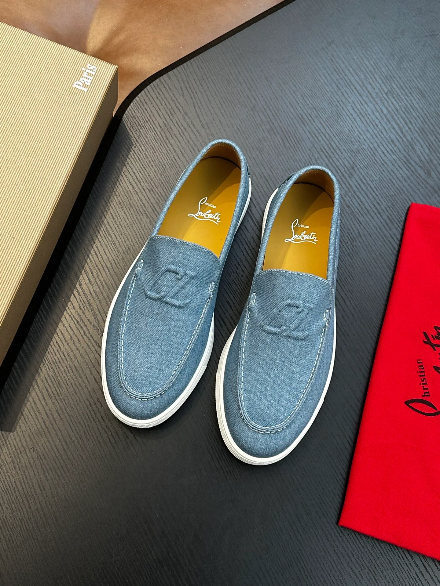 P760💰Christian Louboutin (red-soled shoes) Italian men’s casual sneakers are shipped! Each pair of shoes from this Italian handmade shoe brand has a simple and classic design, which is very comfortable and versatile! The upper fabric of this shoe is made of imported cowhide, with high-end and comfortable cowhide lining! The outsole is made of original rubber bottom sheets and is lined with cowhide! Brand-specific molded footbed, exclusive private mold control! Original box packaging, with shoe storage bag! 39 40 41 42 43 44 (38 45 46 customized)
